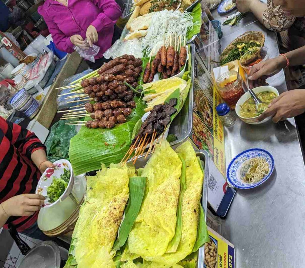 Vietnamese snacks including crispy bánh xèo pancakes and fresh gỏi cuốn spring rolls served with dipping sauces.