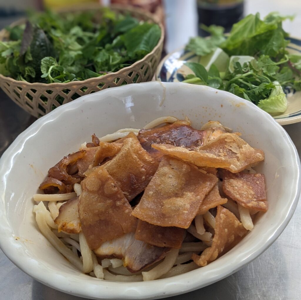 cao-lau-hoi-an-noodles